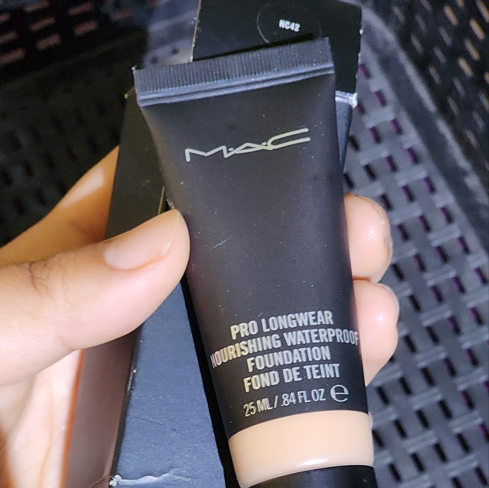 MAC COSMETICS pro longwear foundation waterproof NC42
